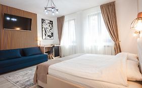 Arini White House